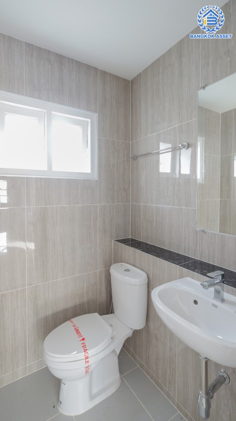 บ้านมือสองตกแต่งใหม่ ม.คุณาลัย ปิ่นเกล้า หลังมุม! เนื้อที่มากถึง 52.1 ตร.ว. ฟังก์ชัน 3 ห้องนอน 1 ห้องแม่บ้าน 4 ห้องน้ำ 2 ที่จอดรถ บ้านสวยตกแต่งพร้อมเข้าอยู่ บนทำเลศักยภาพ ใกล้เซ็นทรัลปิ่นเกล้า, เซ็นทรัลศาลายา, ม.มหิดล และทางด่วน "กาญจนาภิเษก"